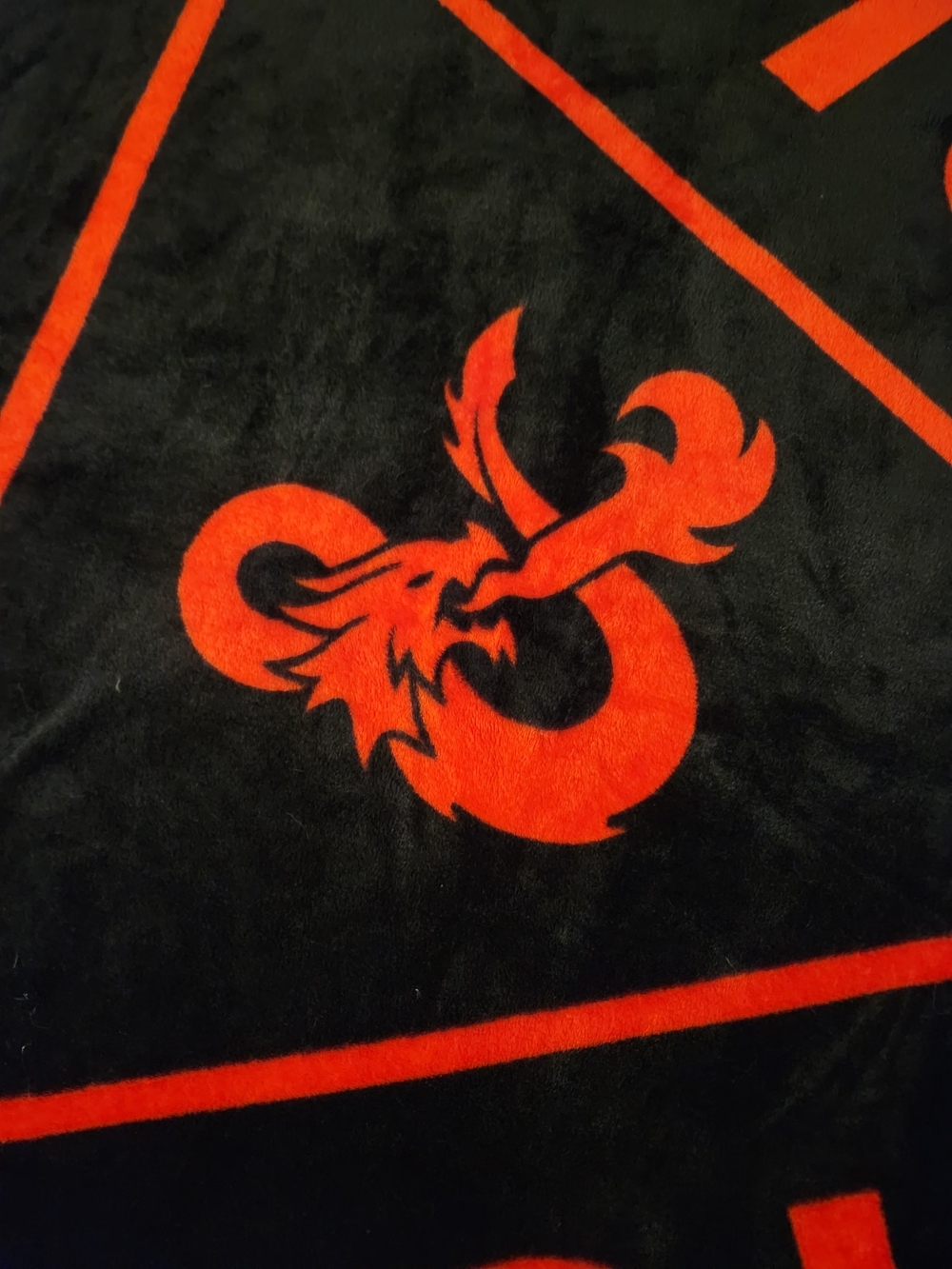 Dungeons & Dragons Dice Throw Blanket - Picture 2 of 6